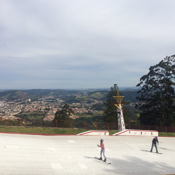 รูปภาพถ่ายที่ Ski Mountain Park โดย Octávio C. เมื่อ 5/30/2015