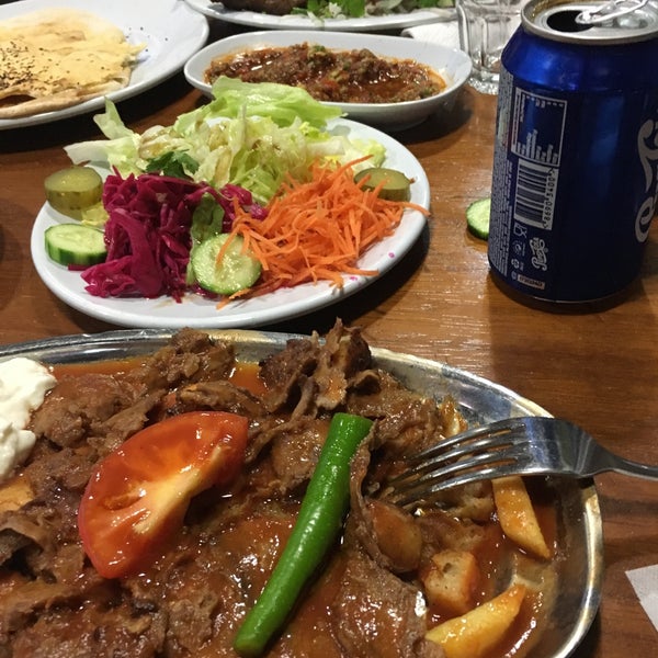 Das Foto wurde bei Şanlıurfa İskender Kebap Restaurant von Ss am 12/9/2017 aufgenommen