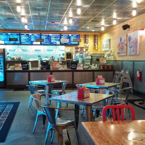 Foto diambil di BurgerFi oleh Ivan B. pada 12/9/2014