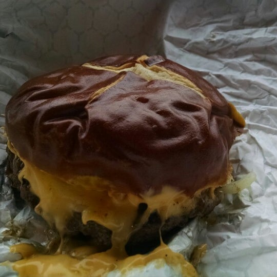 Das Foto wurde bei American Wild Burger von Nancy G. am 5/5/2015 aufgenommen