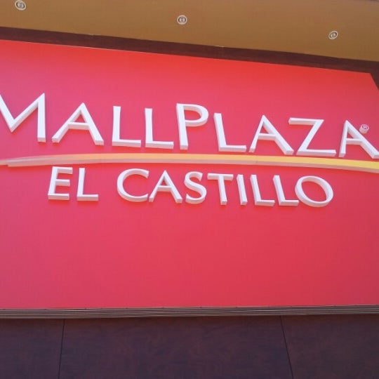 Foto tirada no(a) Mall Plaza El Castillo por S P. em 12/28/2012