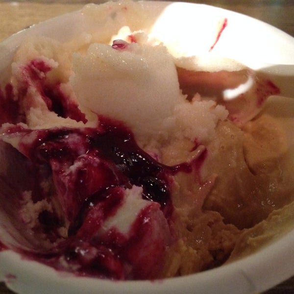 Снимок сделан в Jeni&#39;s Splendid Ice Creams пользователем Trang T. 8/29/2014