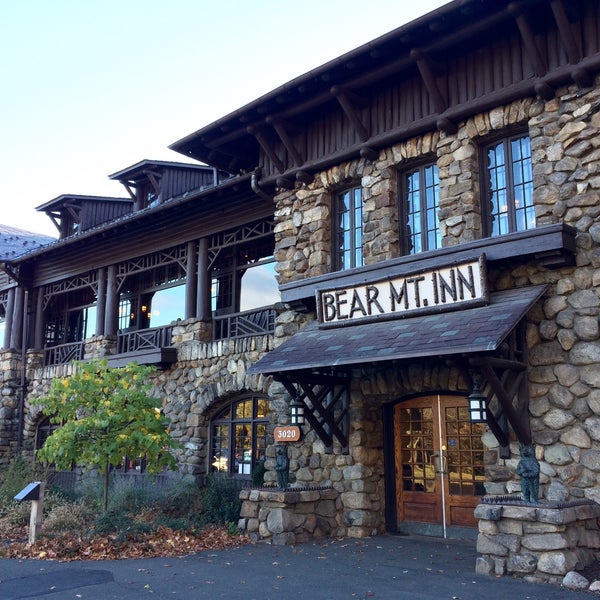 Foto tirada no(a) Bear Mountain Inn por douglas em 11/4/2016