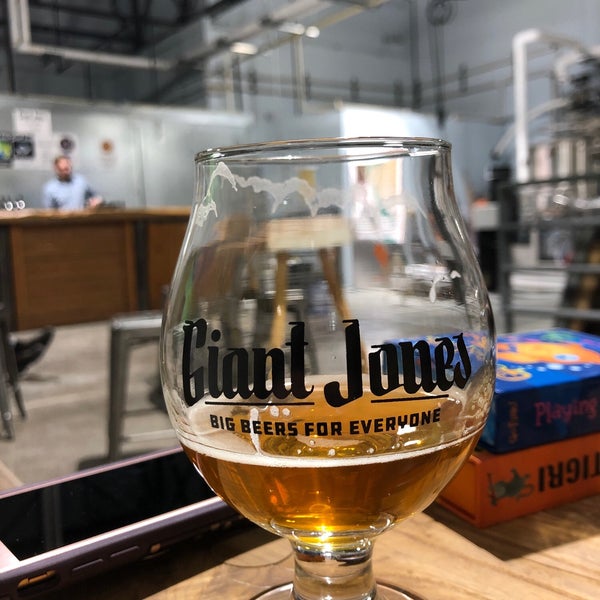 รูปภาพถ่ายที่ Giant Jones Brewing Company โดย Chris M. เมื่อ 3/22/2019