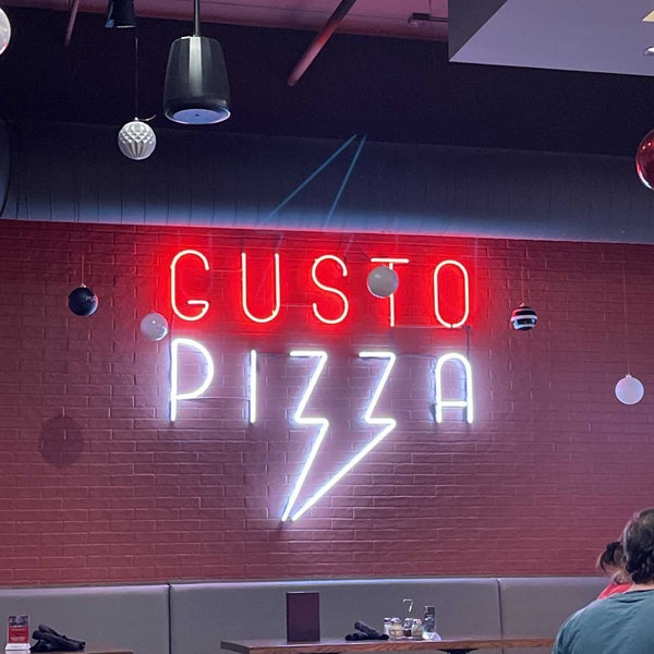 Foto tirada no(a) Gusto Pizza Co. por Chris M. em 12/7/2022