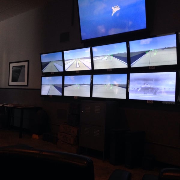 รูปภาพถ่ายที่ Flightdeck Air Combat Center โดย Jason A. เมื่อ 6/8/2014