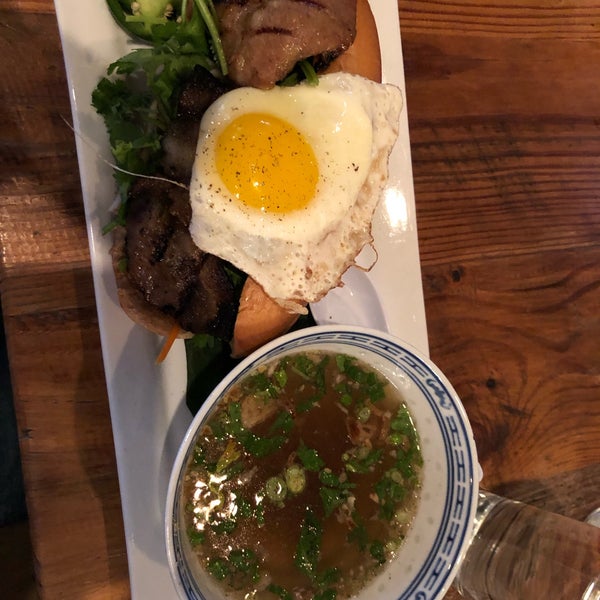 12/28/2018 tarihinde Aaron H.ziyaretçi tarafından Bida Manda Laotian Restaurant and Bar'de çekilen fotoğraf