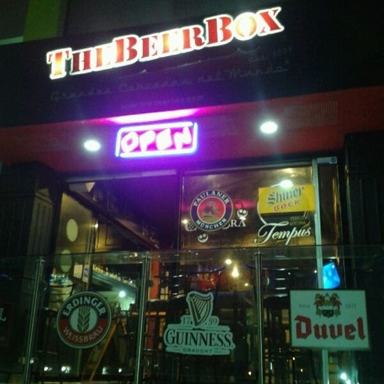 รูปภาพถ่ายที่ The Beer Box โดย BeerBox STAFF เมื่อ 2/26/2013