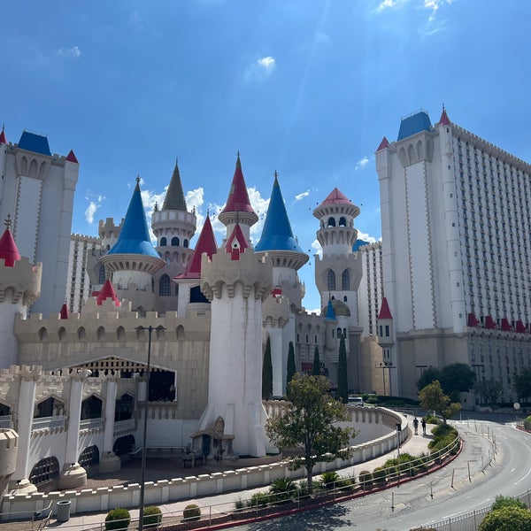 Foto diambil di Excalibur Hotel &amp; Casino oleh Michael K. pada 8/25/2023