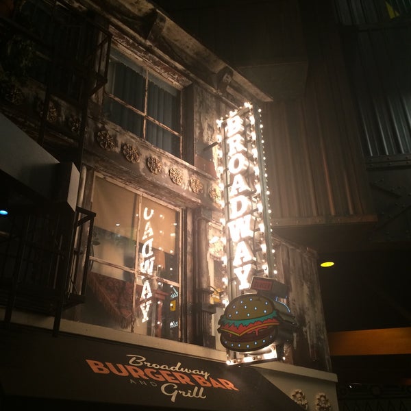 Foto tirada no(a) Broadway Burger Bar &amp; Grill por Michael K. em 5/16/2015