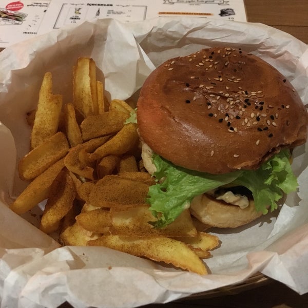 Photo taken at EVDE Burger - PUB by Mustafa G. on 1/5/2018