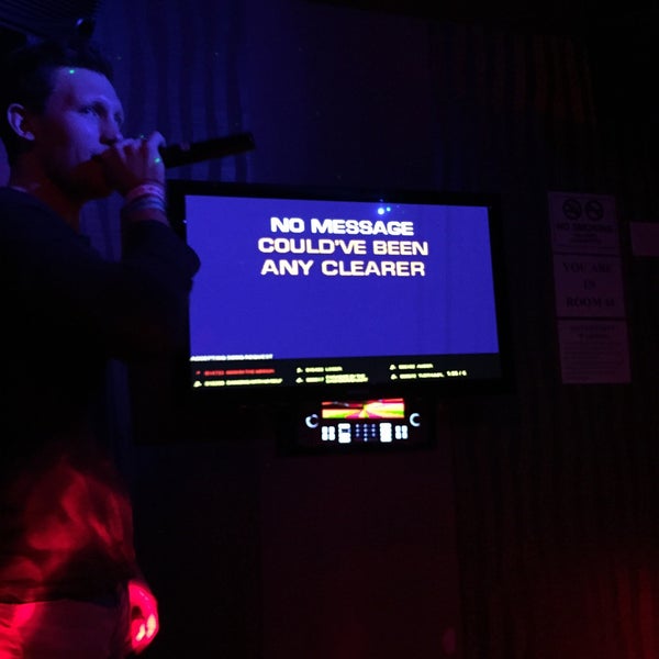 9/26/2015 tarihinde Josh F.ziyaretçi tarafından St. Marks Karaoke'de çekilen fotoğraf