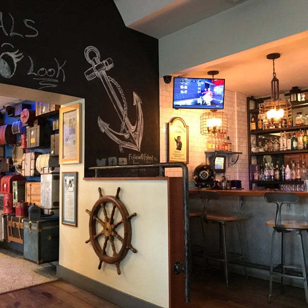 Foto tirada no(a) Captain James Landing - Restaurant and Crab House por Amir Q. em 10/29/2017
