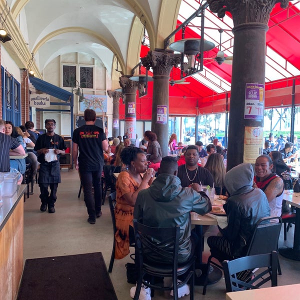 Foto diambil di The Sidewalk Cafe oleh Amir Q. pada 4/29/2019