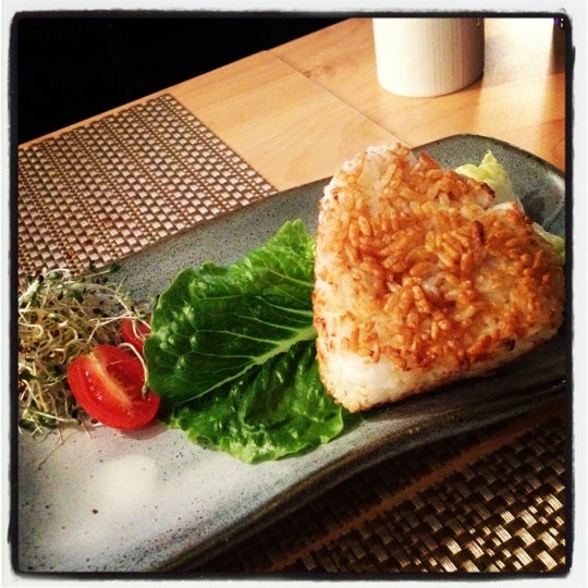 Photo taken at Yang&#39;s Izakaya &amp; Japanese Cuisine by 🌀 Evelyn 👻 鬼. on 9/26/2012