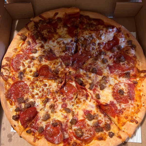 Foto tomada en Tania&#39;s Pizza  por Chad C. el 6/23/2023