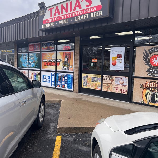 Foto tirada no(a) Tania&#39;s Pizza por Chad C. em 3/25/2023