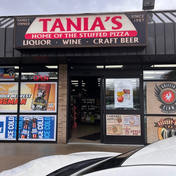 Foto tirada no(a) Tania&#39;s Pizza por Chad C. em 4/22/2023