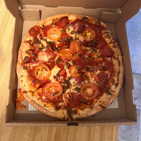 Foto tomada en Tania&#39;s Pizza  por Chad C. el 11/13/2023