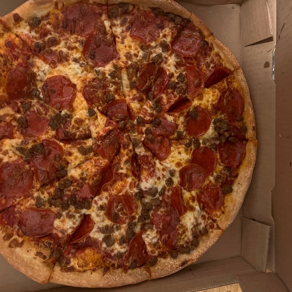 Foto tomada en Tania&#39;s Pizza  por Chad C. el 1/8/2023