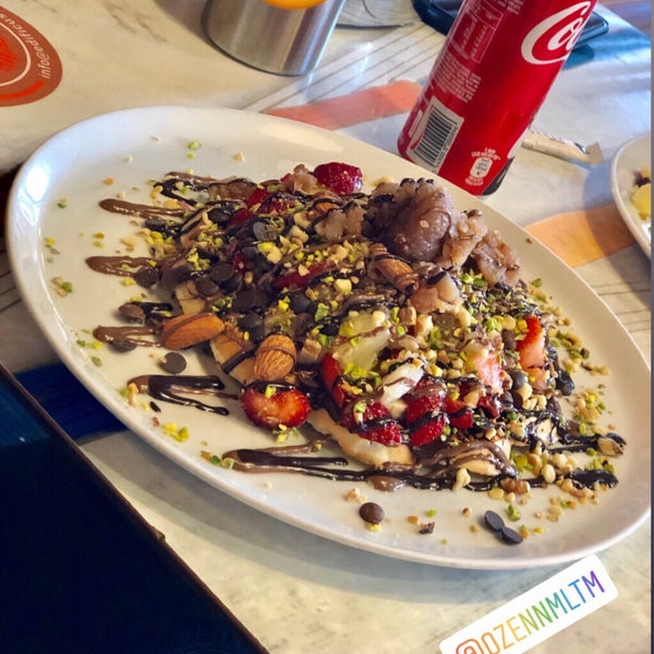 รูปภาพถ่ายที่ Edificus Waffle House &amp; Restaurant โดย Kevser Özbek เมื่อ 6/13/2019