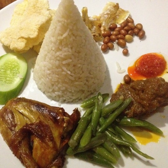 Ibu dapur. Muslim cook cook. Мама с ребенком на кухне. Ibu dapur. Ibu dapur.