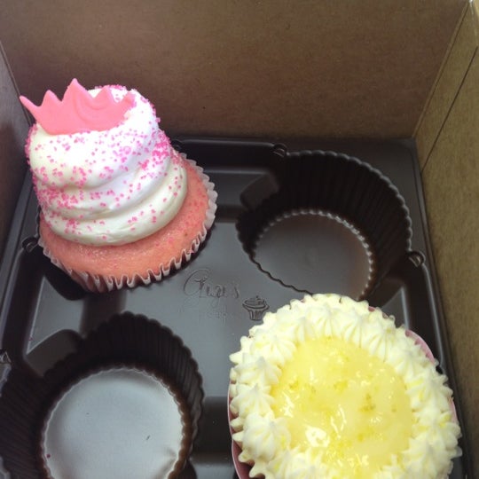 รูปภาพถ่ายที่ Gigi&#39;s Cupcakes โดย Leah B. เมื่อ 9/14/2012