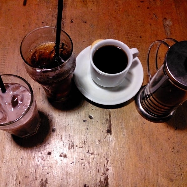 Foto scattata a Folks Coffee and Tea House da Zaniesh C. il 10/30/2014