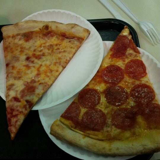 Снимок сделан в Giuseppe&#39;s Pizza пользователем Lyn M. 10/9/2012