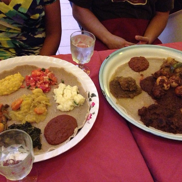Das Foto wurde bei Meskerem Ethiopian Restaurant von Melissa L. am 9/19/2013 aufgenommen