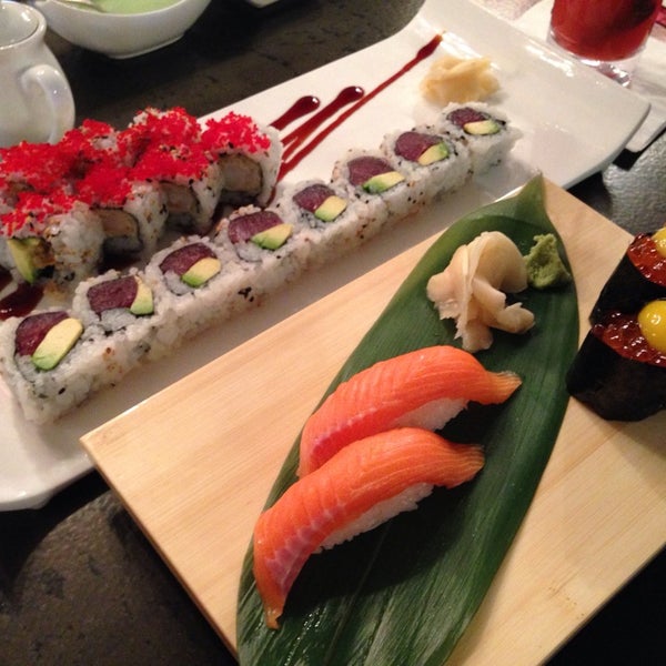 Foto scattata a Fujimar Restaurant da Melissa L. il 3/14/2014