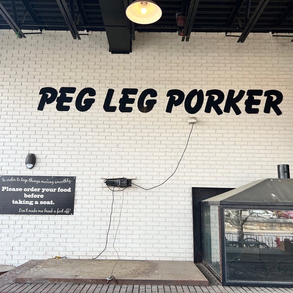 Photo taken at Peg Leg Porker by Peter B. on 5/3/2022