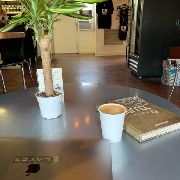 รูปภาพถ่ายที่ Songbird Coffee &amp; Tea House โดย Onur K. เมื่อ 6/5/2019