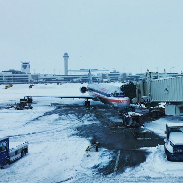 Foto scattata a Aeroporto internazionale di Denver (DEN) da Josh B. il 12/15/2015