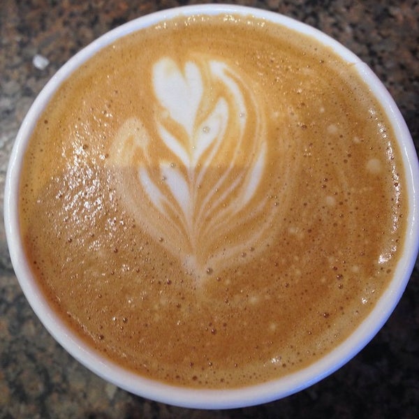 รูปภาพถ่ายที่ Peet&#39;s Coffee &amp; Tea โดย Harriet C. เมื่อ 10/18/2014