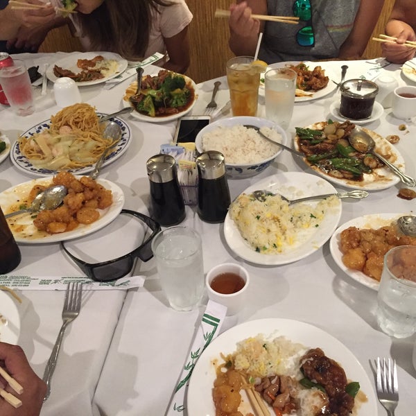 Снимок сделан в Yang Chow Restaurant пользователем Aileen N. 10/8/2017