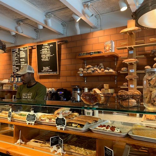 Foto tirada no(a) Sullivan Street Bakery por Aileen N. em 11/9/2019