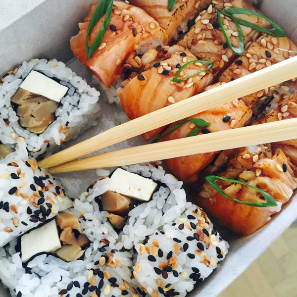 Снимок сделан в Fine Sushi Bar пользователем sunmio K. 6/8/2015