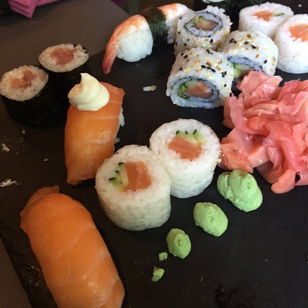 Foto tirada no(a) Go Sushi por sunmio K. em 5/4/2017