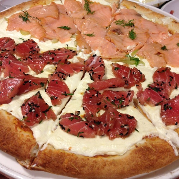 Foto diambil di Pezzi Pizzeria Gourmet oleh Marcio M. pada 1/20/2013