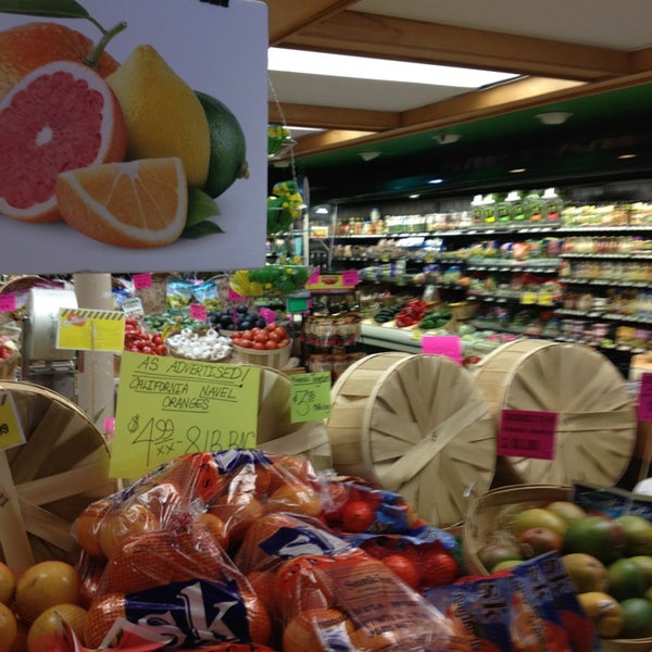 รูปภาพถ่ายที่ Greenbelt Co-Op Supermarket &amp; Pharmacy โดย Riley L. เมื่อ 3/23/2013