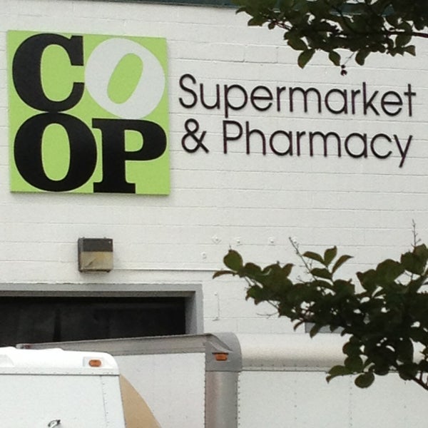 รูปภาพถ่ายที่ Greenbelt Co-Op Supermarket &amp; Pharmacy โดย Riley L. เมื่อ 5/16/2013