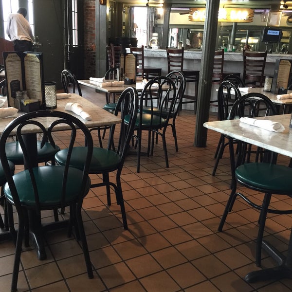 Foto scattata a Le Bayou Restaurant da Tanisha R. il 9/21/2015