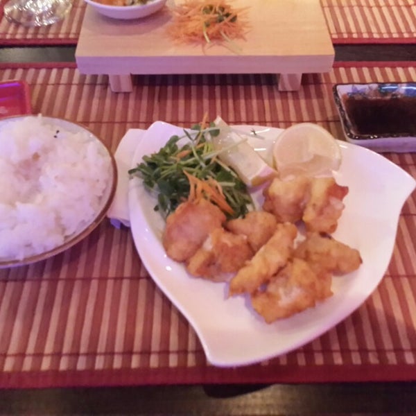 Foto scattata a Social Sushi Izakaya da Pyttus il 4/23/2014