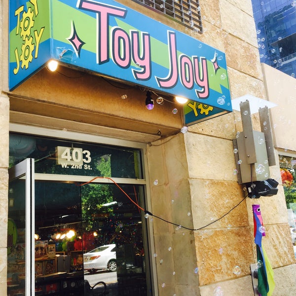 รูปภาพถ่ายที่ Toy Joy โดย amy f. เมื่อ 7/15/2017