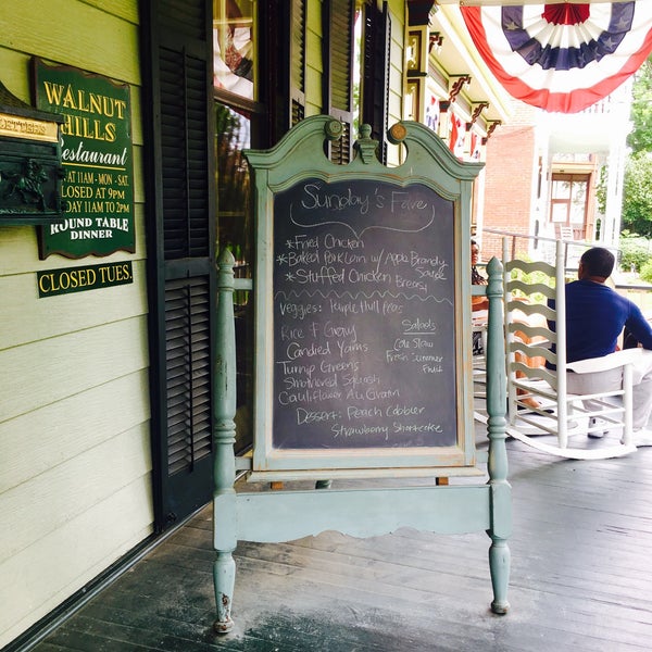 6/25/2017 tarihinde amy f.ziyaretçi tarafından Walnut Hills Restaurant &amp; Round Table'de çekilen fotoğraf