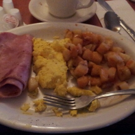 Photo taken at Alton&#39;s Restaurant by Stephen A. on 11/23/2012