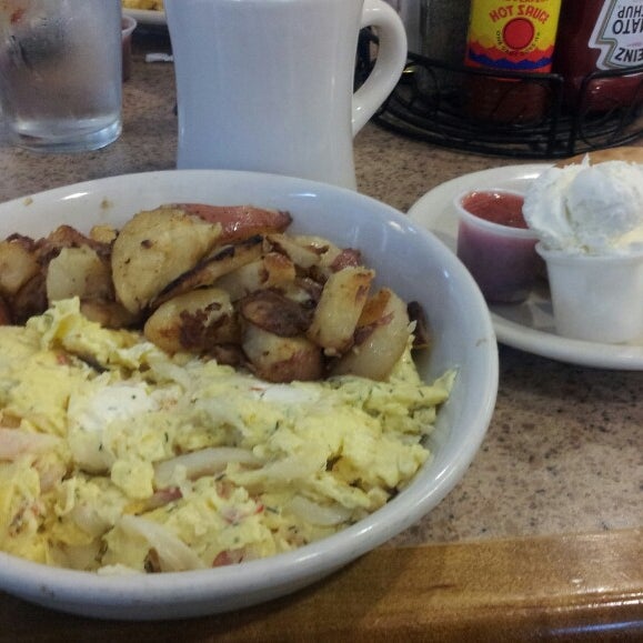 Photo taken at The Omelette Shoppe by Stephen A. on 8/2/2013