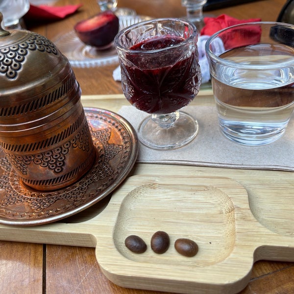 Photo taken at Macaron Çikolata &amp; Kahve by Snz on 9/4/2022