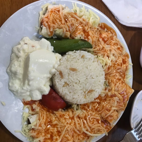 Das Foto wurde bei Şanlıurfa İskender Kebap Restaurant von Snz am 8/17/2018 aufgenommen